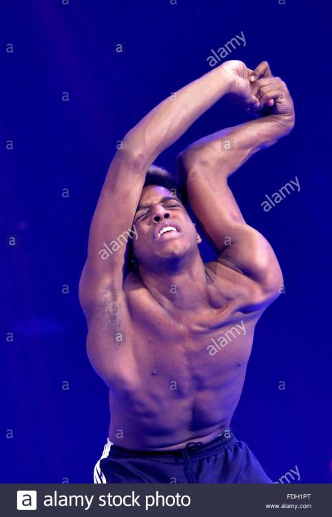 paris-france-31-janvier-2016-37e-festival-mondial-du-cirque-de-demain-et-le-cirque-phenix-junior-paris-bonetics-contorsion-alade-gbr-credit-leo-mason-photos-sportsalamy-live-news-fdh1pt.jpg